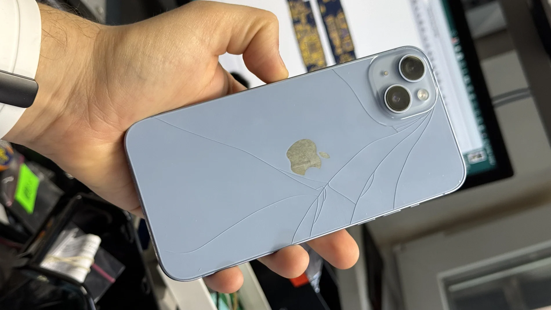 jak rozpoznać zbitą szybkę obudowy iPhone'a 14