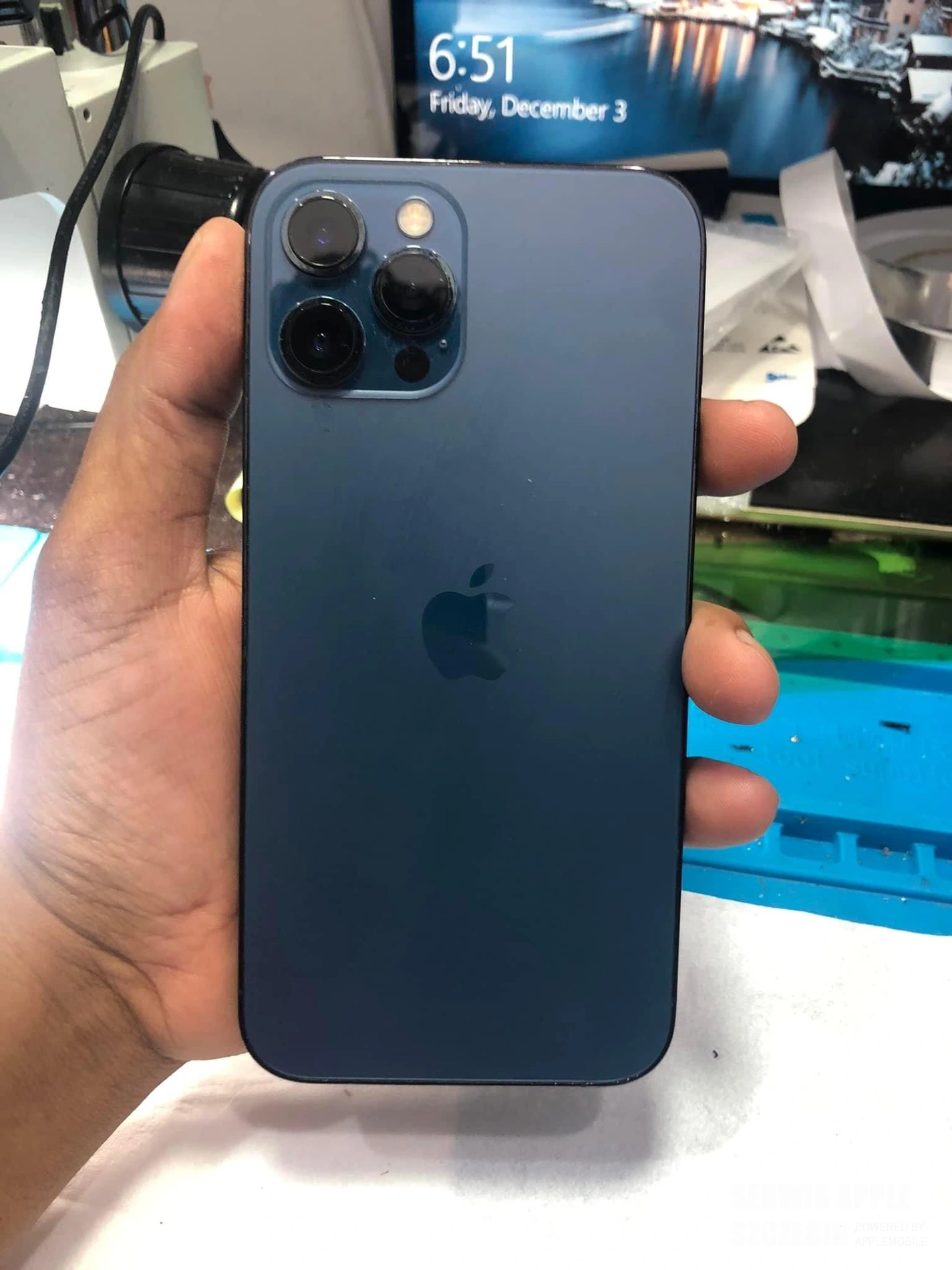 Krok 3: Wklejenie nowego panelu w iPhone 12 Pro