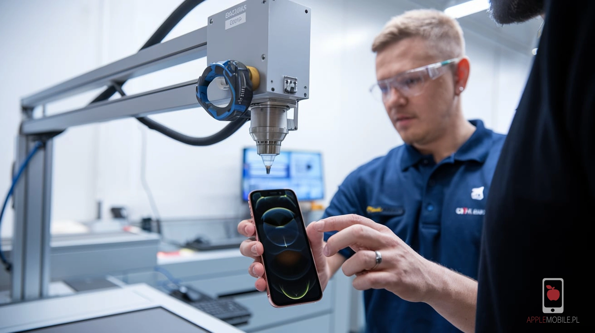 proces naprawy tylnej szybki iPhone 13 Mini w serwisie APPLEMOBILE