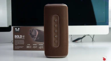 Głośnik Fresh & Rebel gra pionowo stojąc na biurku