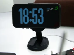 ładowarka Belkin BoostCharge Pro Convertible Magnetic Charging Stand z postawionym iPhone 15 Pro w trybie StandBy