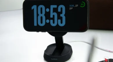 ładowarka Belkin BoostCharge Pro Convertible Magnetic Charging Stand z postawionym iPhone 15 Pro w trybie StandBy