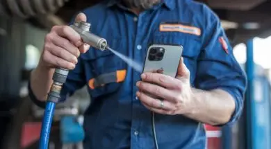 czyszczenie mikrofonu iphone powietrzem, czyszczenie sprężonym powitrzem mikrofonów w iphone, czyszczenie głośnika i mikrofonów w iphone,