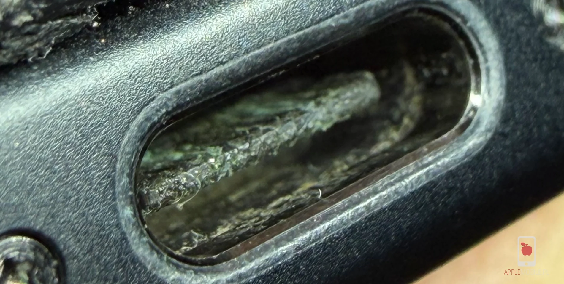 Korozja i zalanie portu USB-C w iPadzie