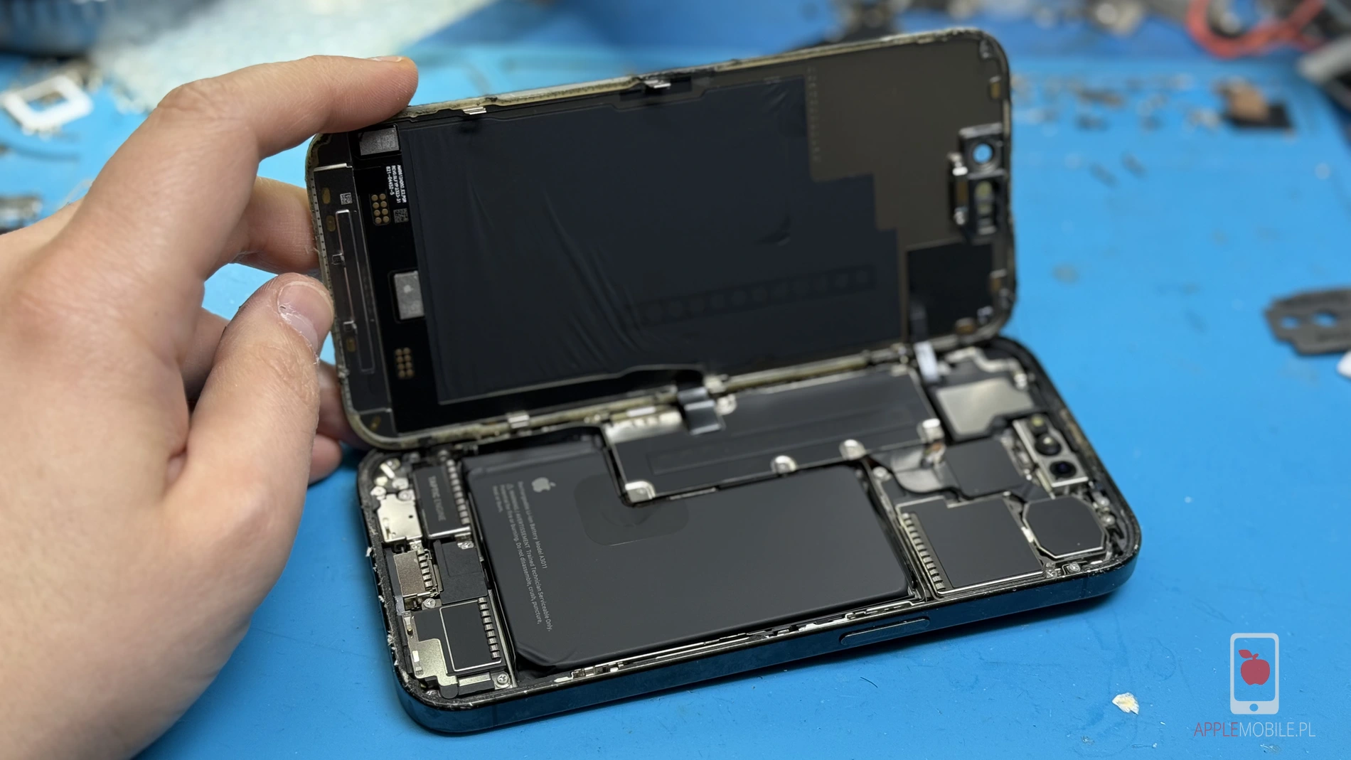 otwarty iPhone 15 Pro gotowy do diagnozy awarii ładowania i gniazda