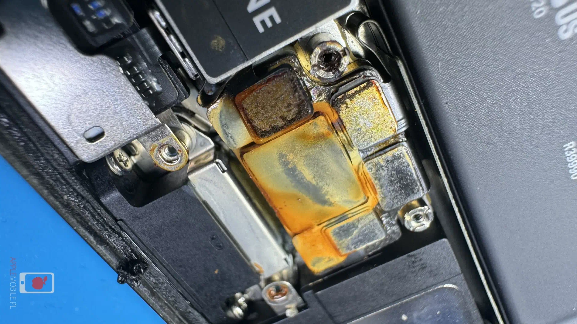 zalane gniazdo ładowania w iPhone 15