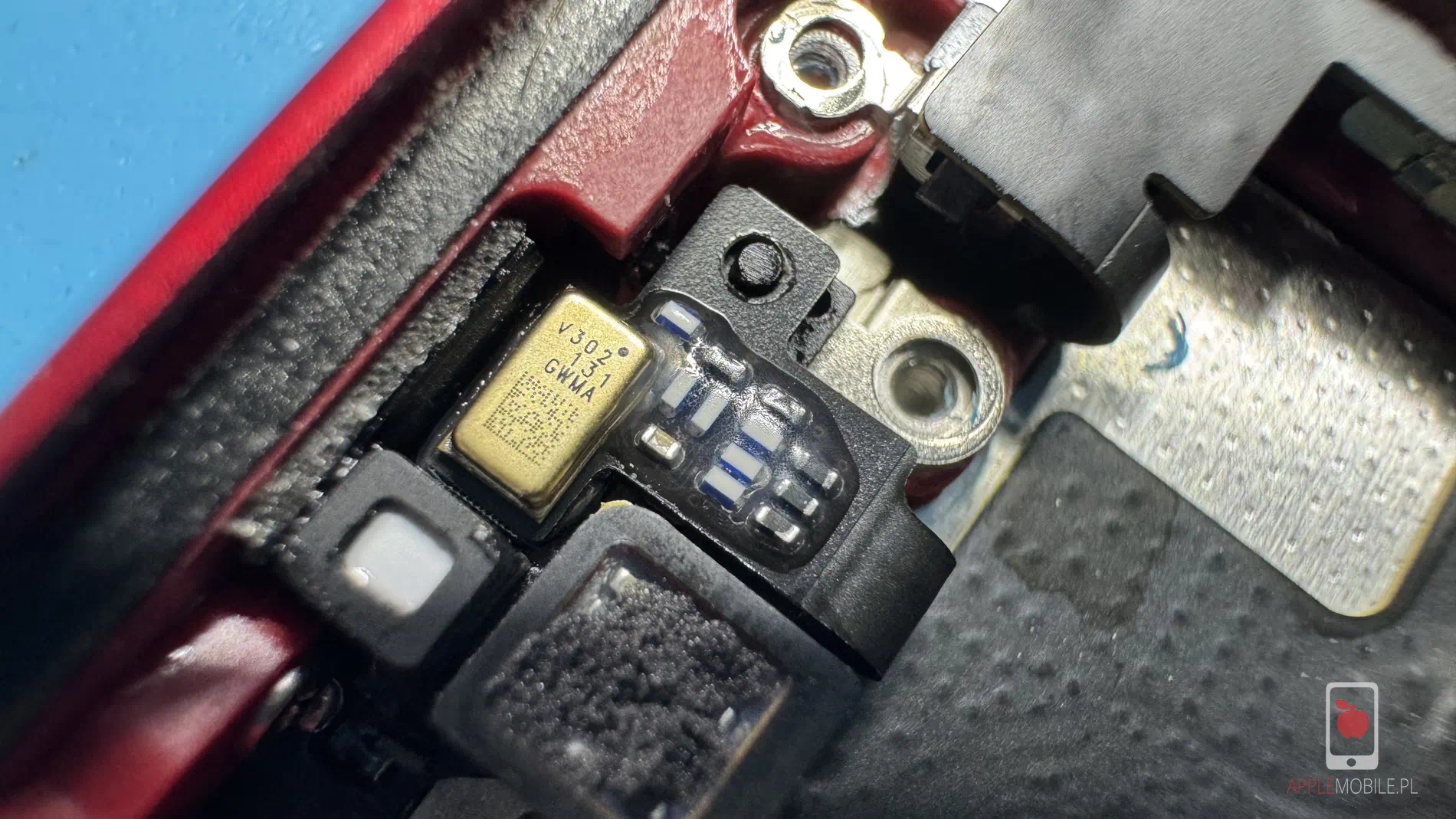 jeden z mikrofonów na złączu ładowania iPhone 15 Pro