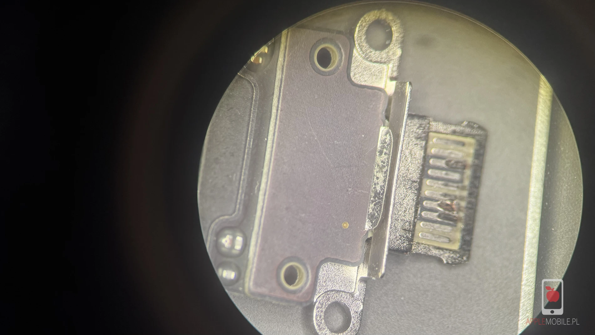 bardzo zużyte złącze USB typu C w rocznym urządzeniu Apple
