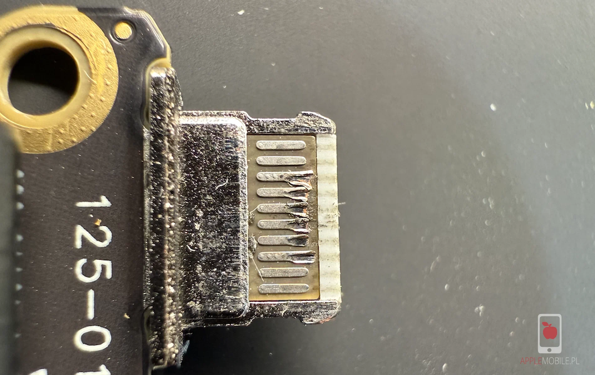 zużyte gniazdo USB C w iPhone 15 Pro Max