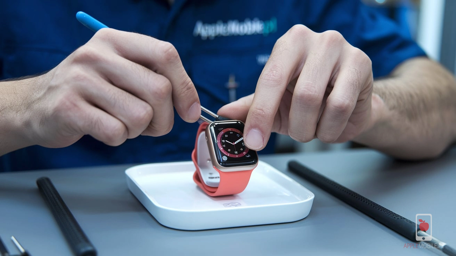 naprawa Apple Watch SE w trakcie wymiany baterii na nową