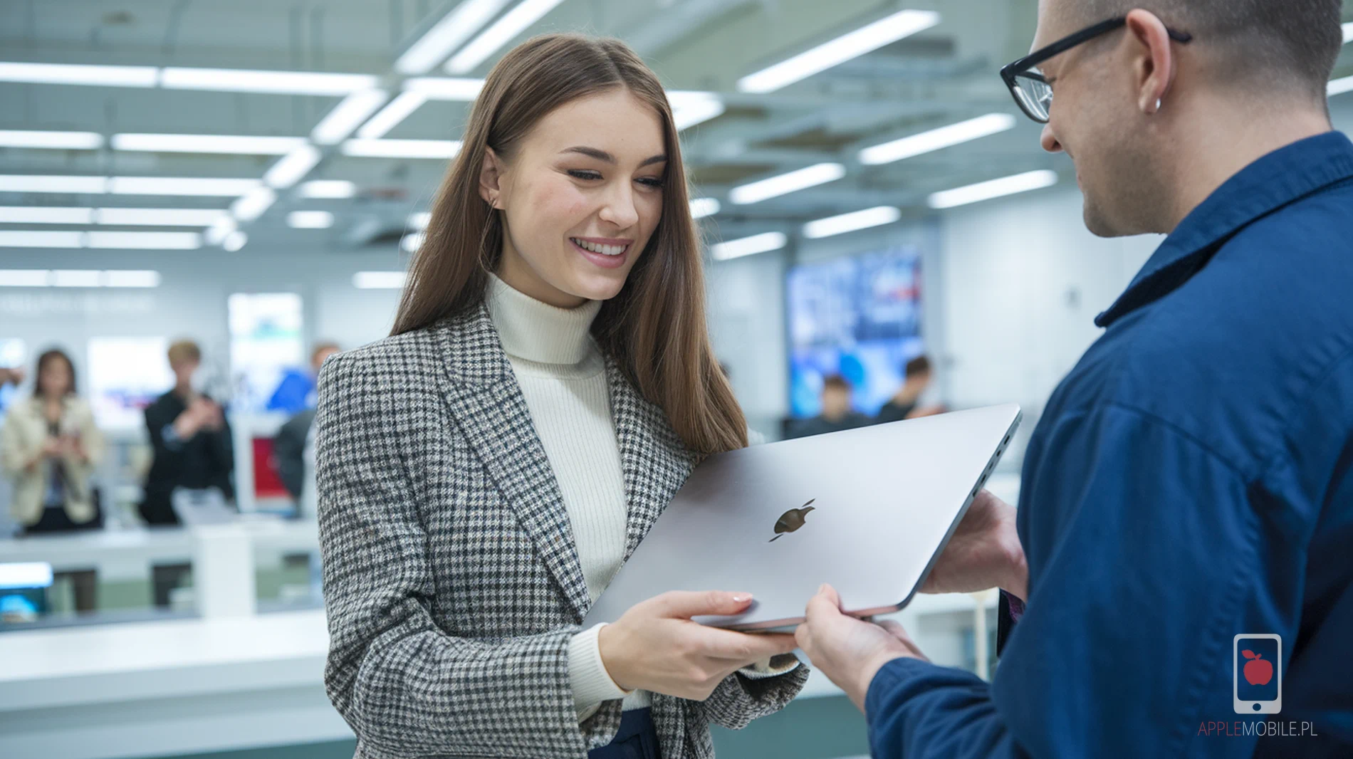 klientka serwisu applemobile odbiera naprawiony komputer macbook w siedzibie applemobile w szczecinie