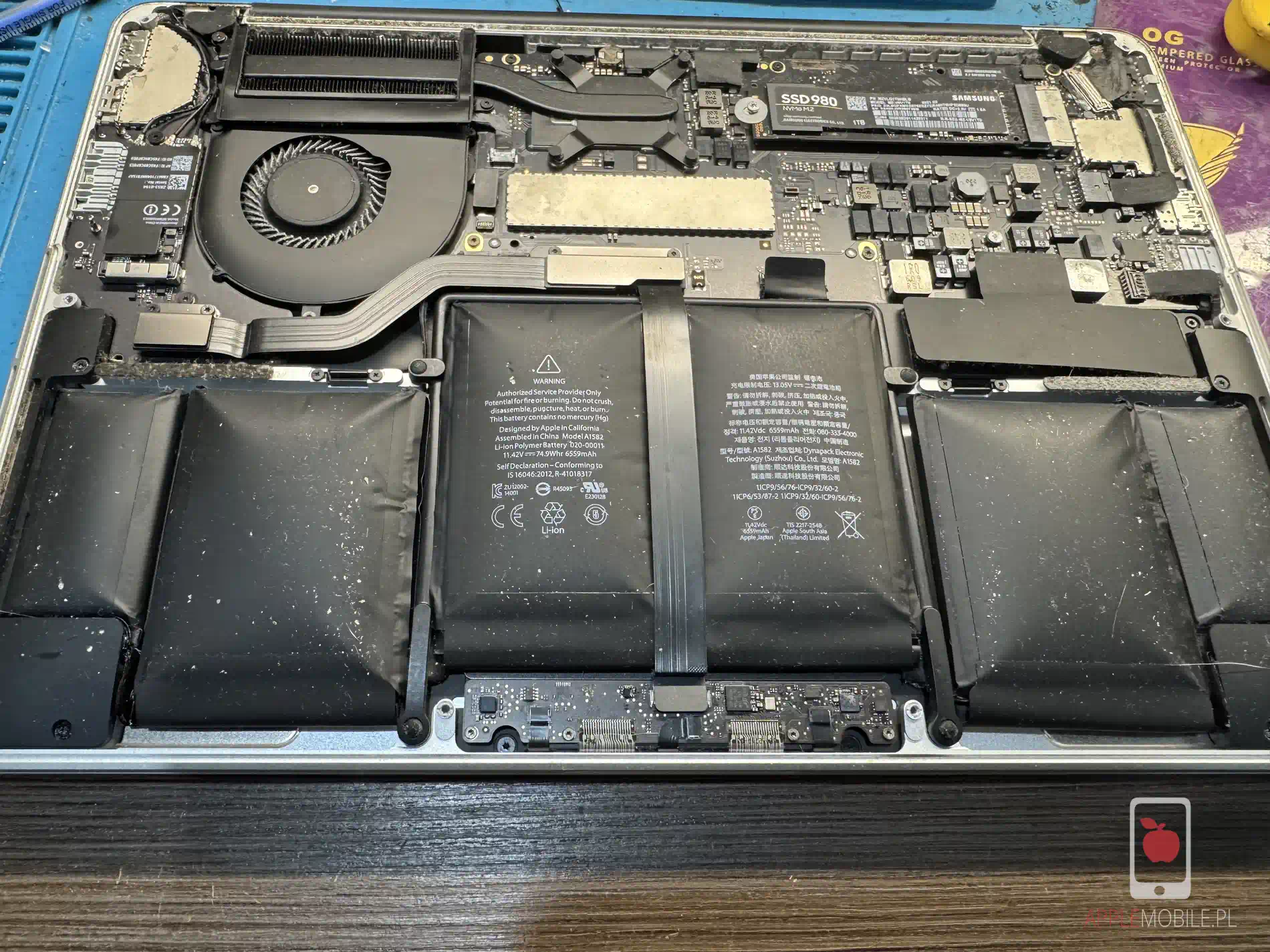 zniszczona obudowa macbooka przez spuchniętą baterią