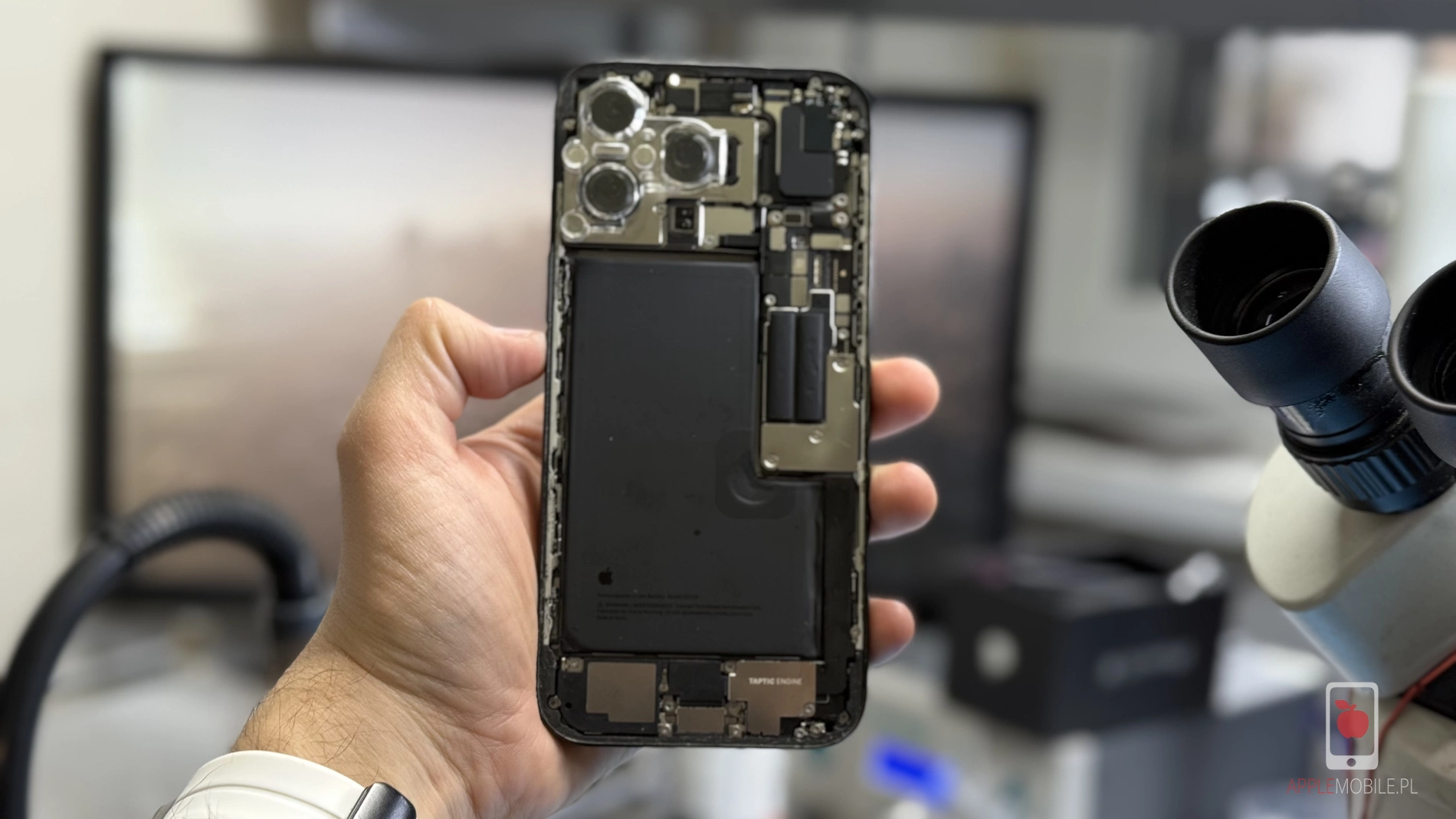 zalany telefon iPhone 15 Pro Max otwarty w naprawy w serwisie APPLEMOBILE