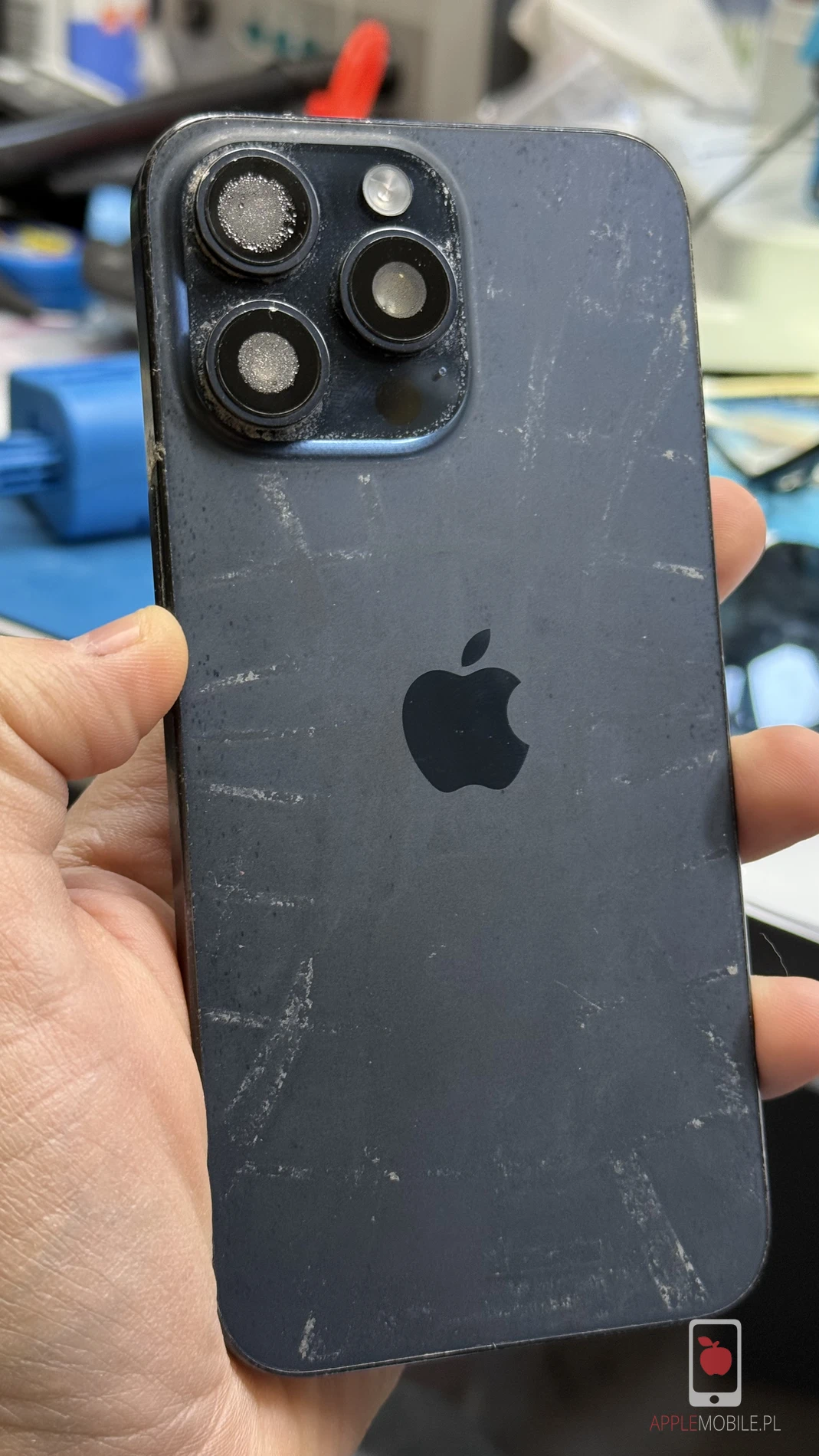 widoczne ślady zalania wewnątrz telefonu iPhone 15 Pro Max dostarczonego do naprawy po zalaniu w serwisie APPLEMOBILE.PL