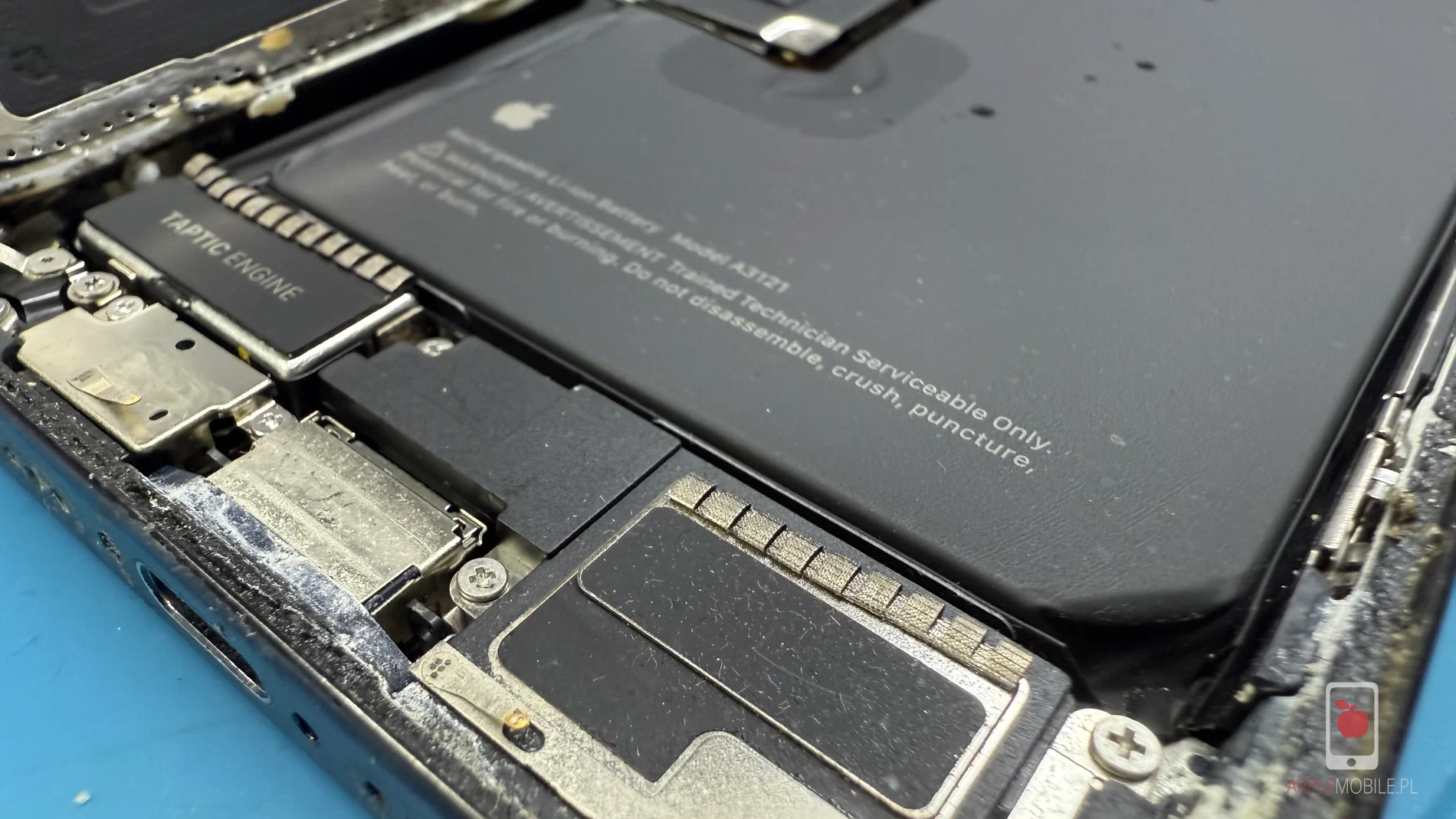 zalanego cieczą złącze ładowania iPhone 15 Pro Max