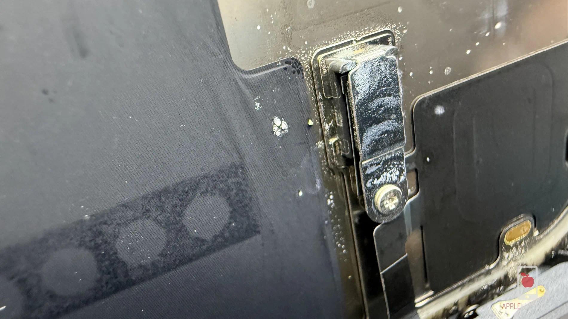 czujnik zbliżeniowy ekranu iPHone 15 Pro Max skorodował po zalaniu choć nie dawał objawów