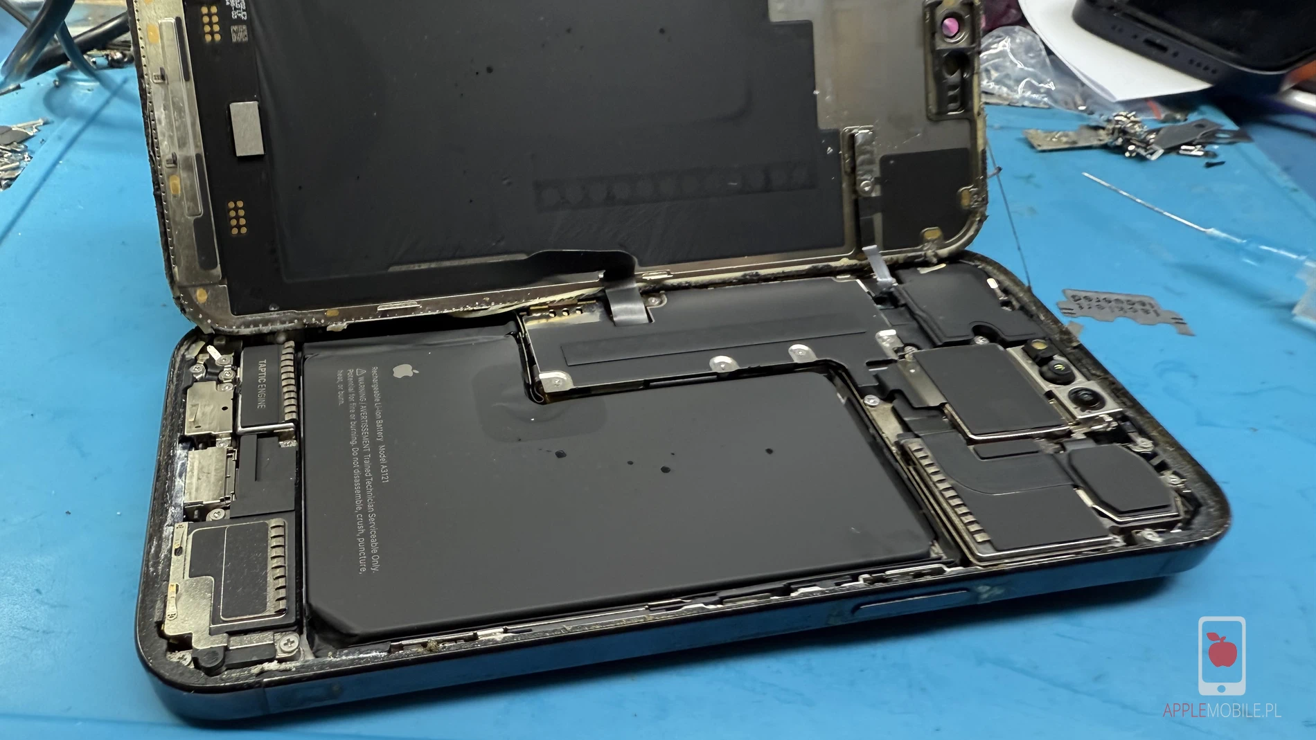 zalany iPhone 15 Pro Max z uszkodzonym ładowaniem