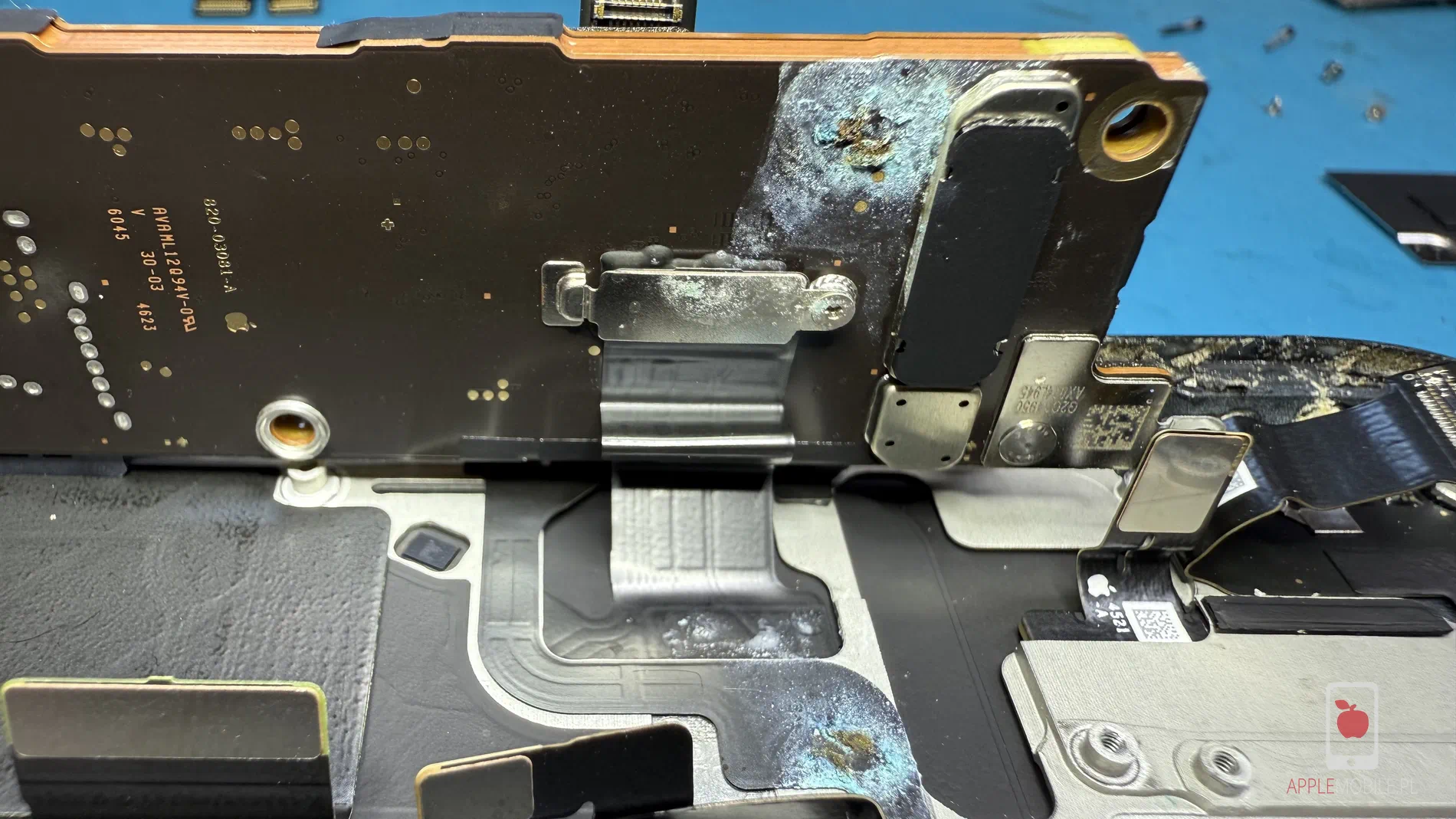 zalany iPhone 15 Pro Max, widoczna korozja na płycie głównej