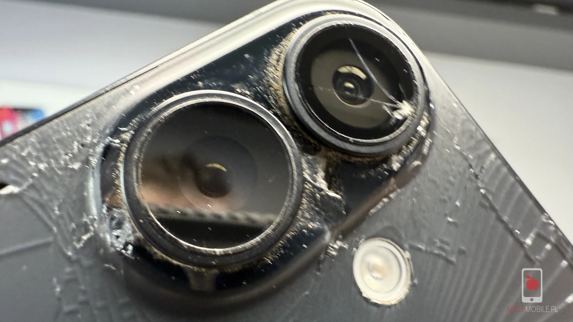 wymiana wszystkich elementów znajdujących się z tyłu telefonu iPhone 16