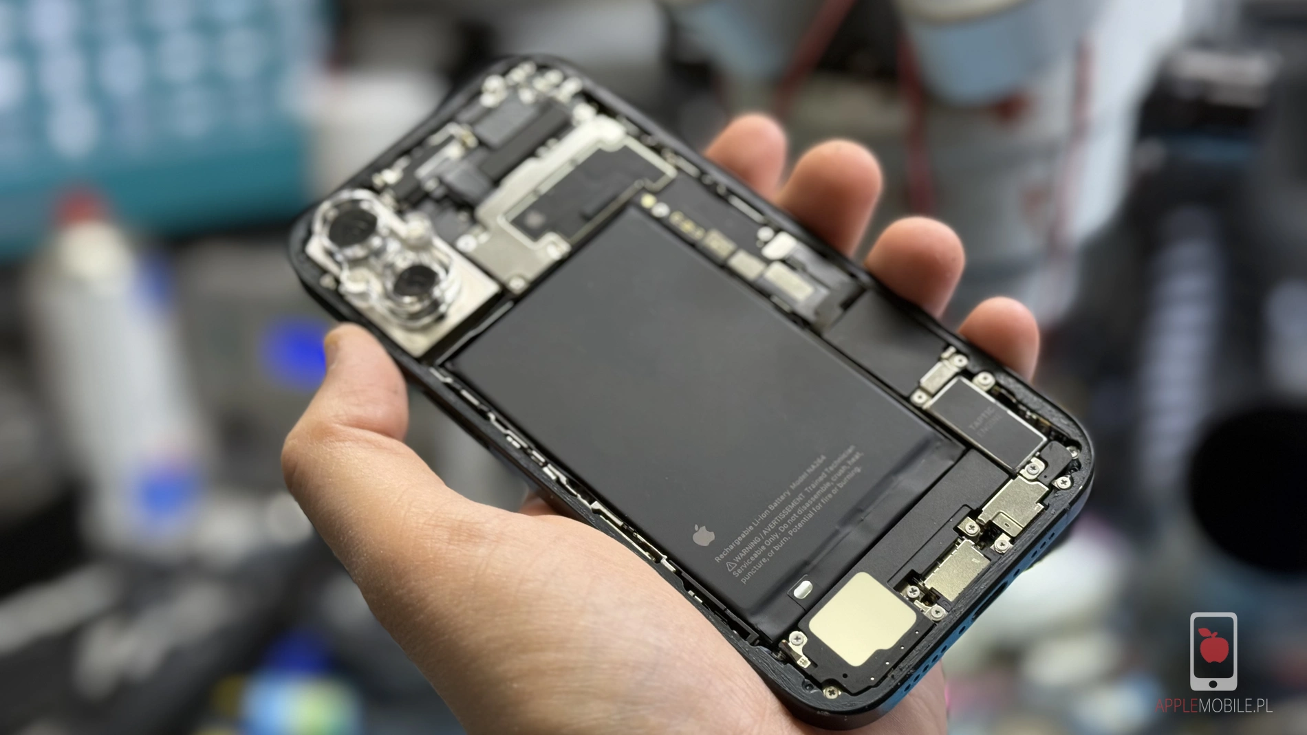 Proces wymiany tylnej szybki iPhone 16 w serwisie APPLEMOBILE.