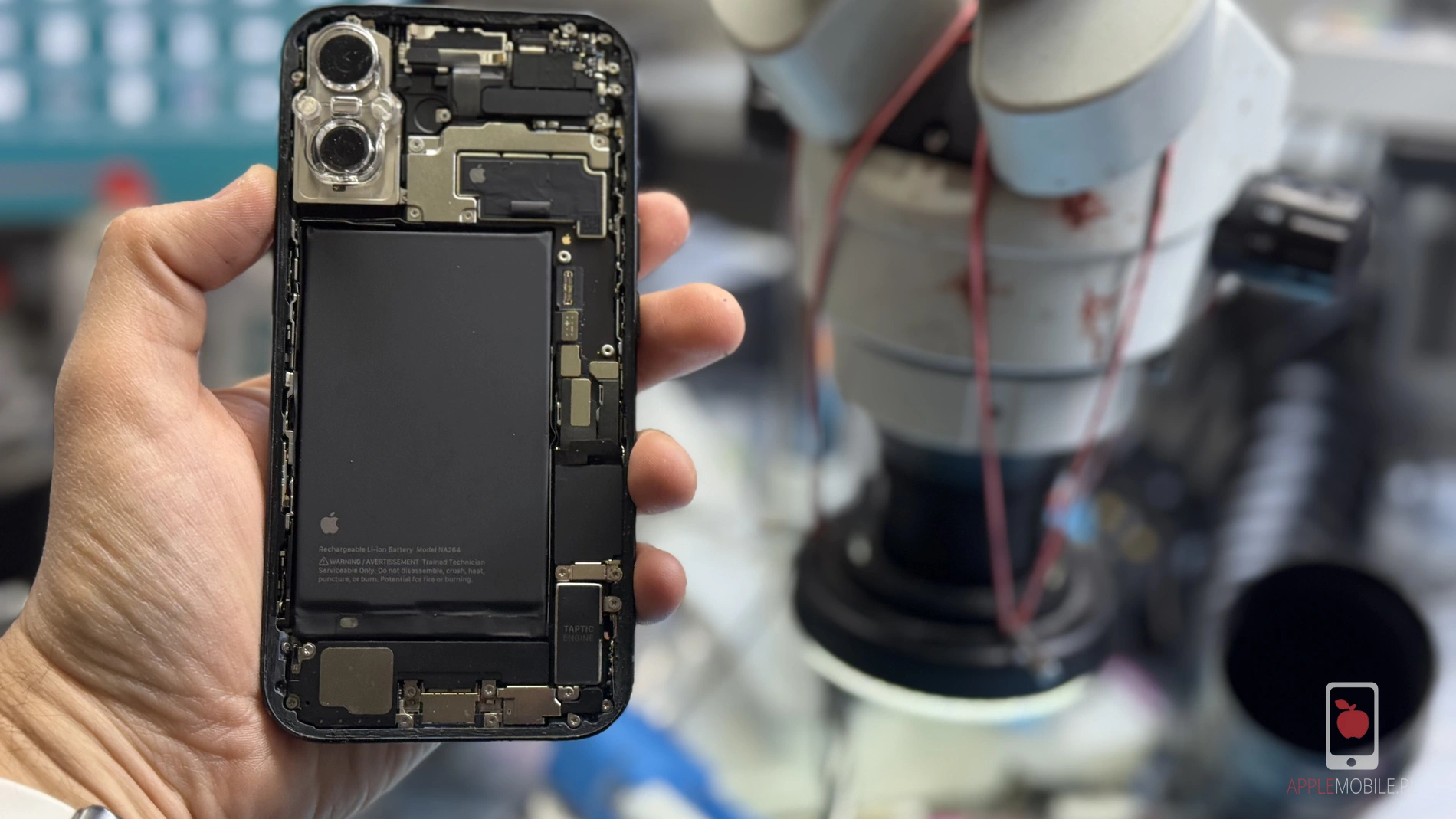 montaż oryginalnej tylnej szybki obudowy w iPhonie 16