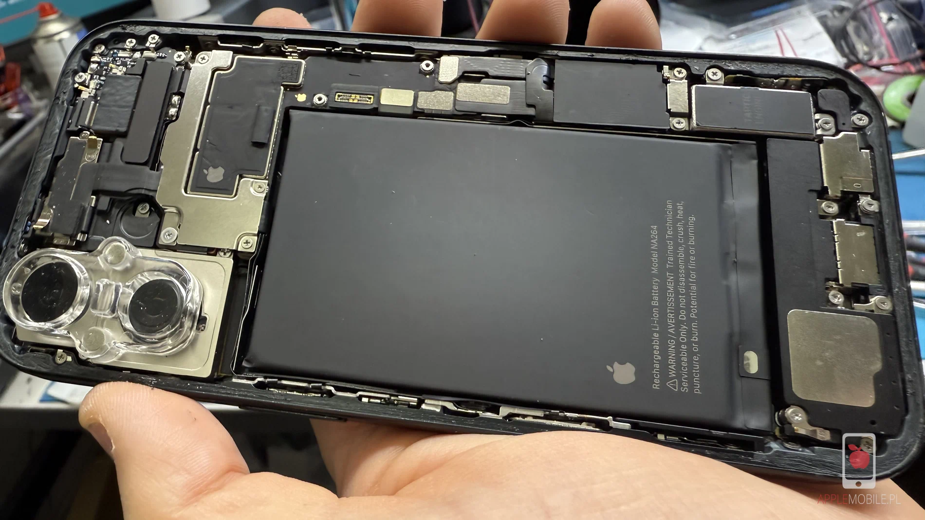 wnętrze iPhone 16 po ściągnięciu tylnego szkła obudowy