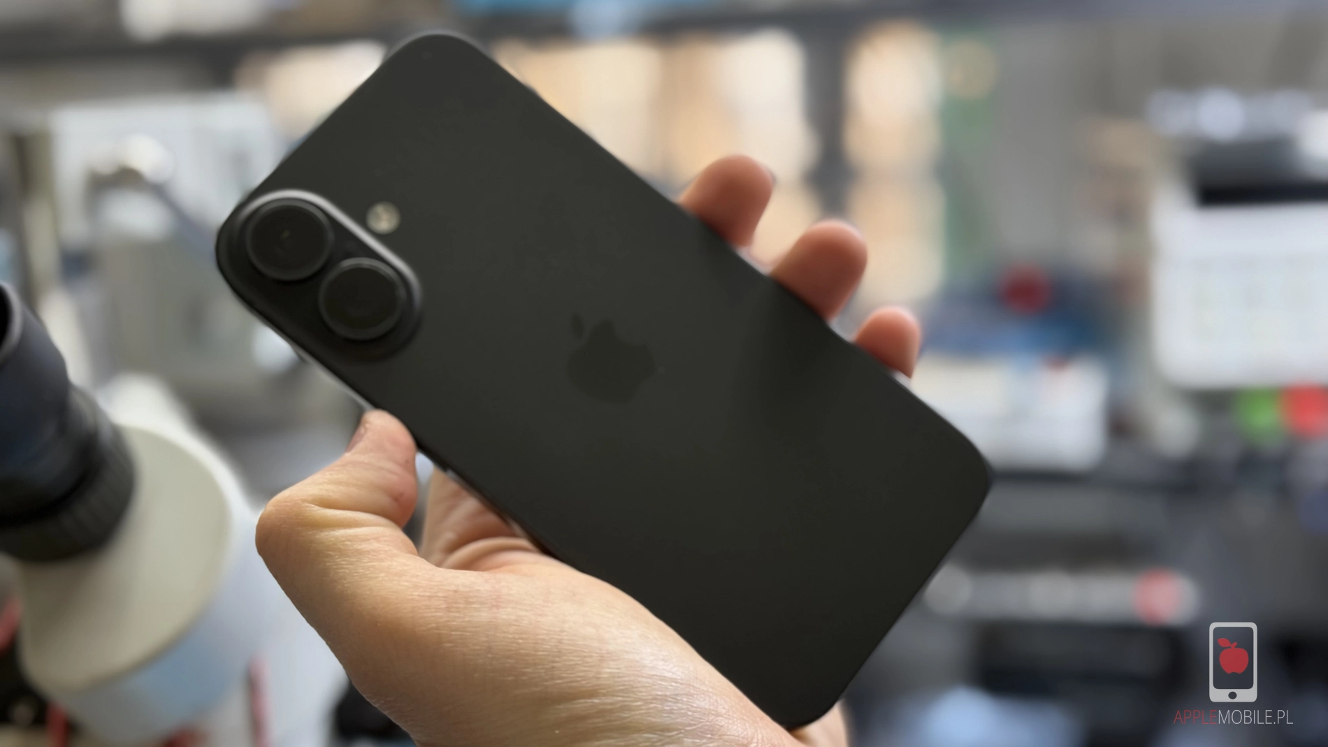 telefon iPhone 16 po wykonaniu naprawy tylnego szkła w serwisie APPLEMOBILE