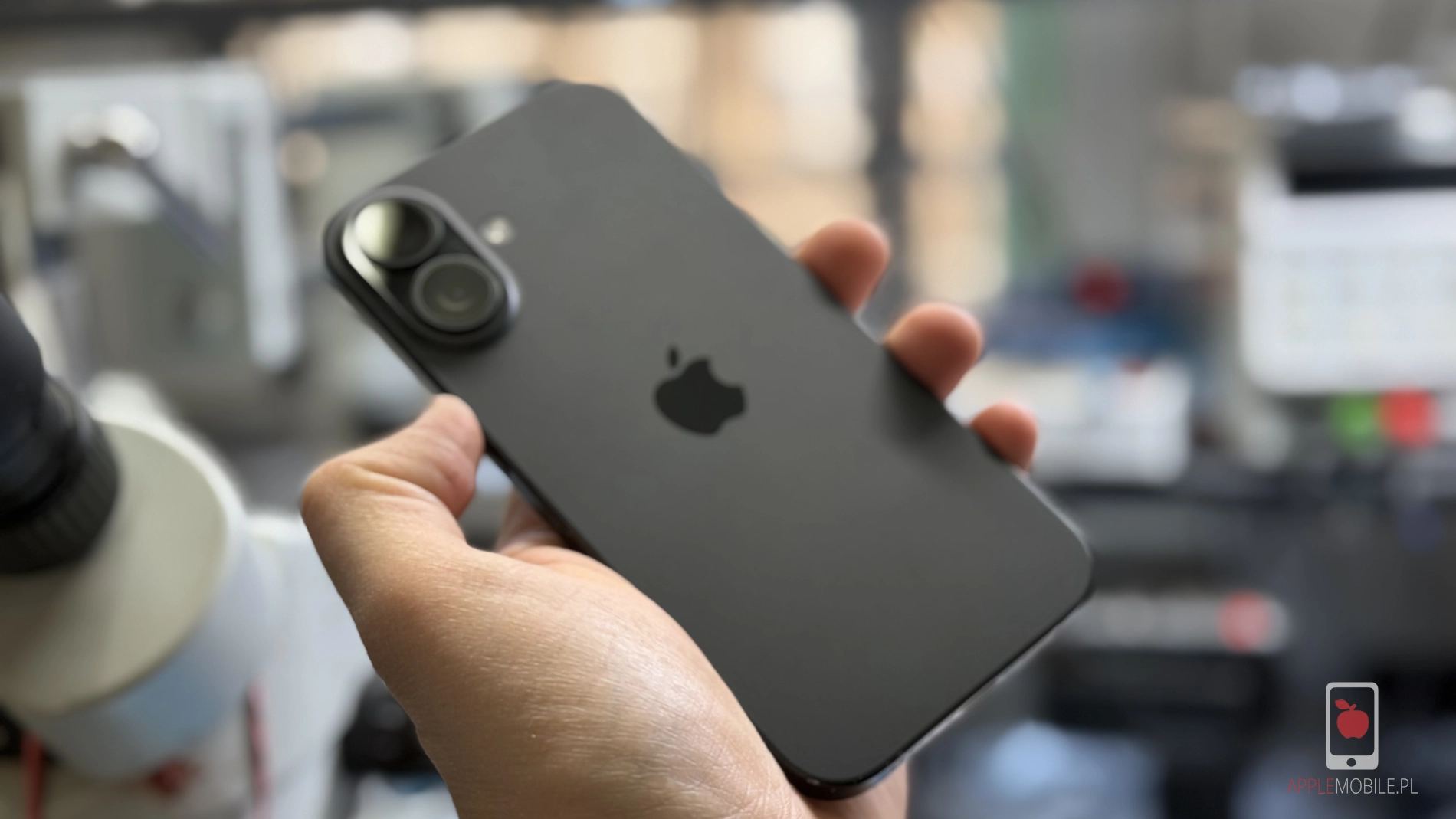 ocena naprawy tylnej szybki obudowy iPhone 16 przez applemobile.pl