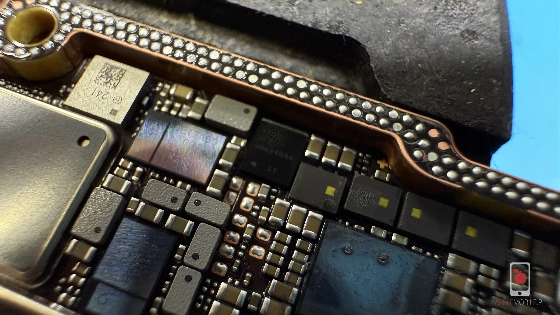 układ ST33J esim iphone