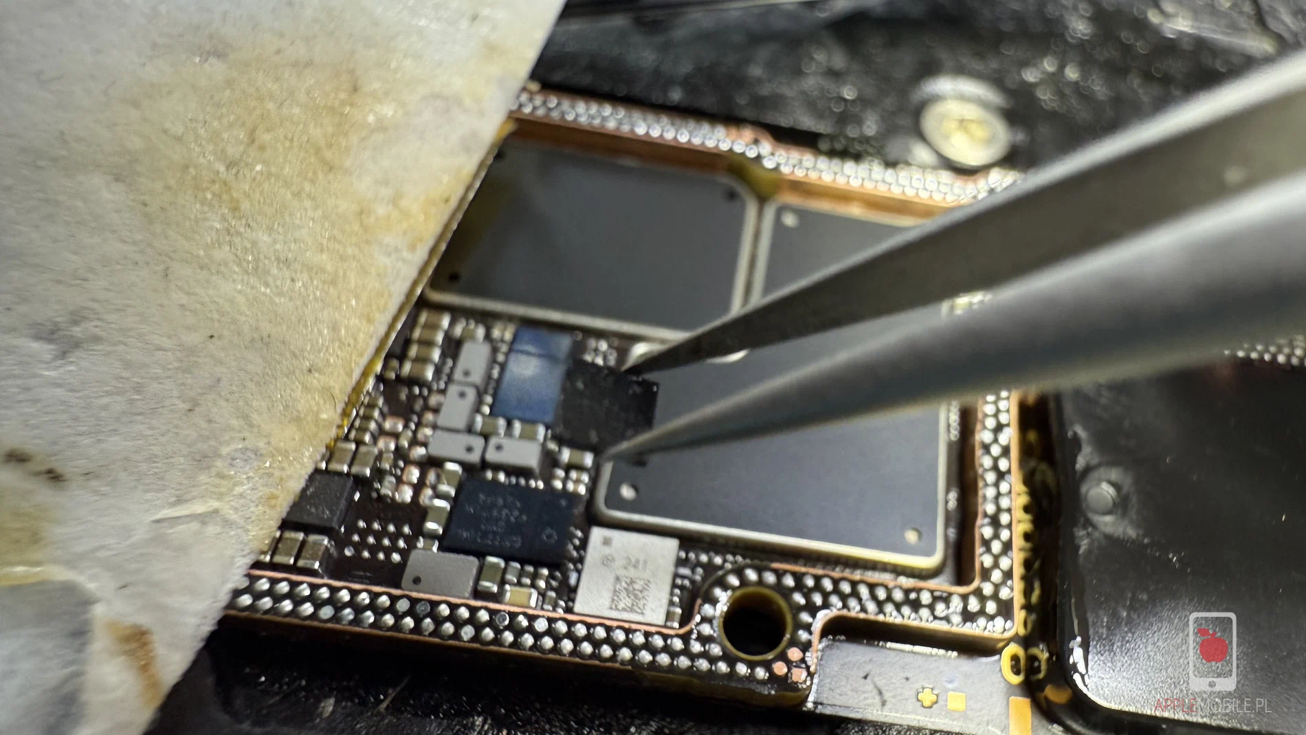 wylutowany układ ST33J z płyty głównej