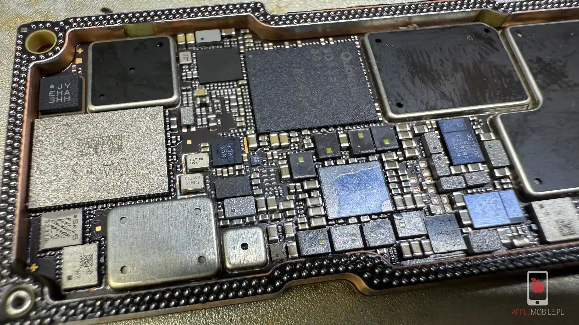 iPhone po wymianie układu ST33J i podczas kulkowania interposera