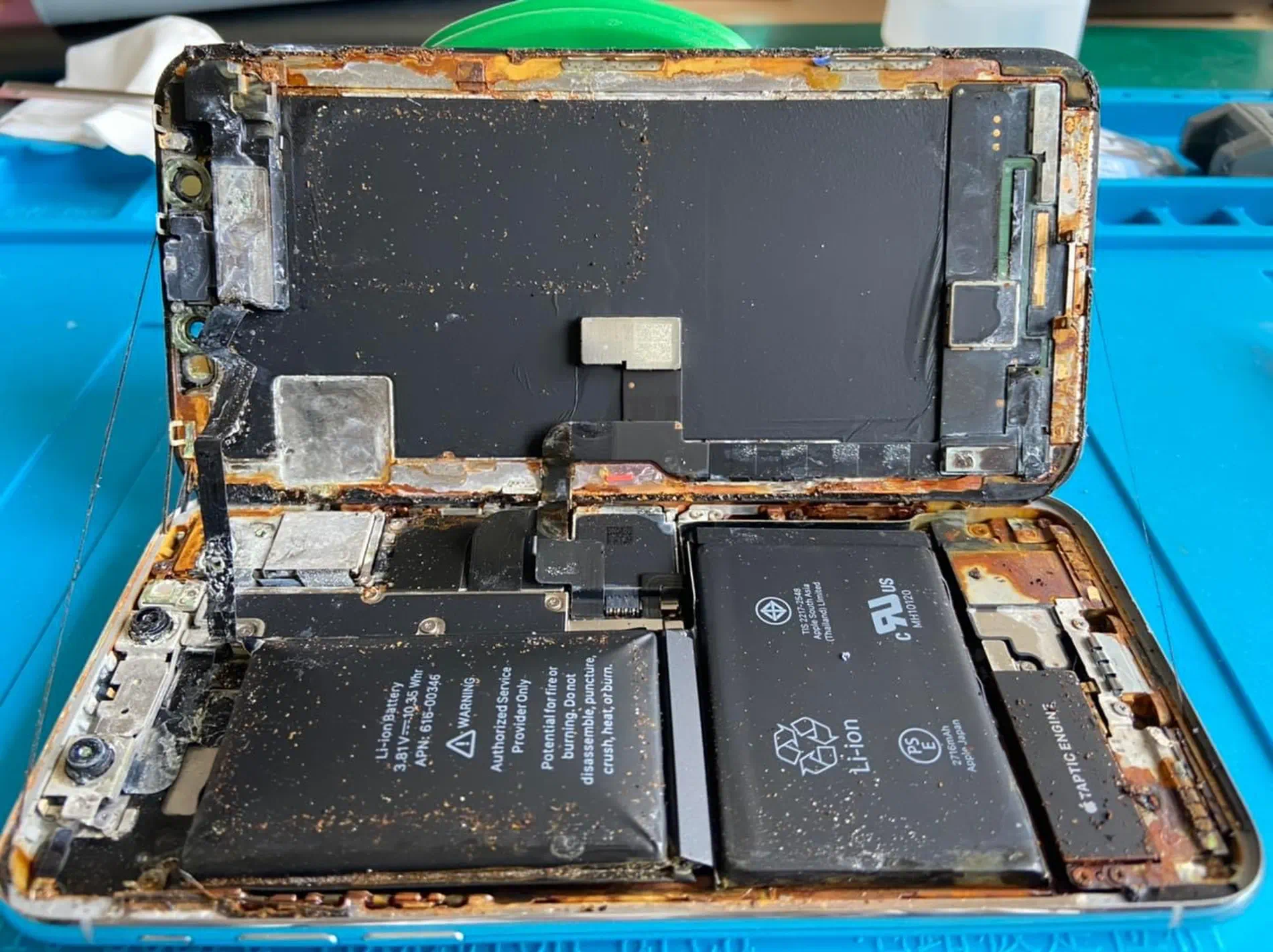 bardzo mocno zniszczony iPhone po zalaniu