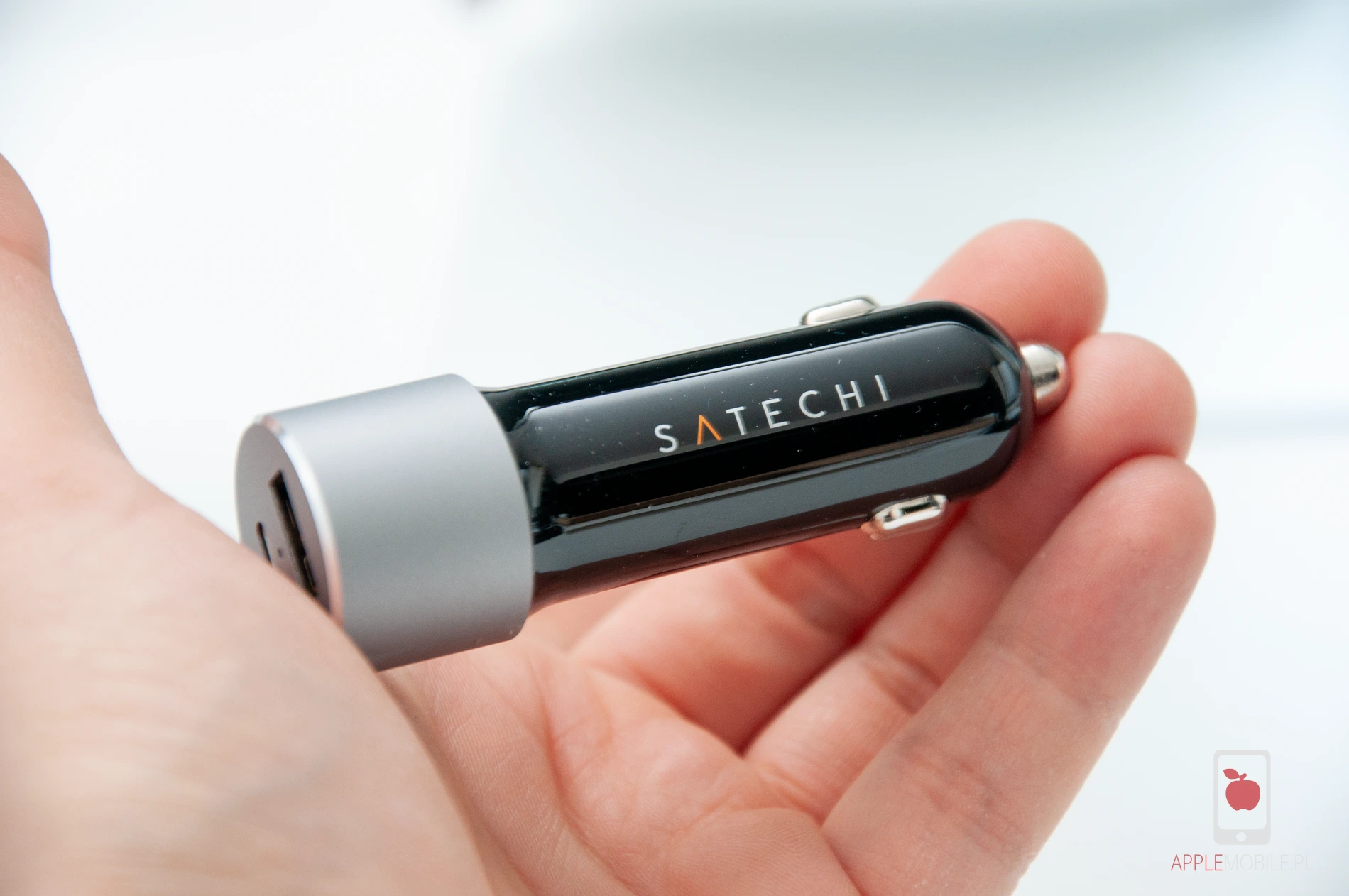 ładowarka satechi car charger mieści się w dłoni