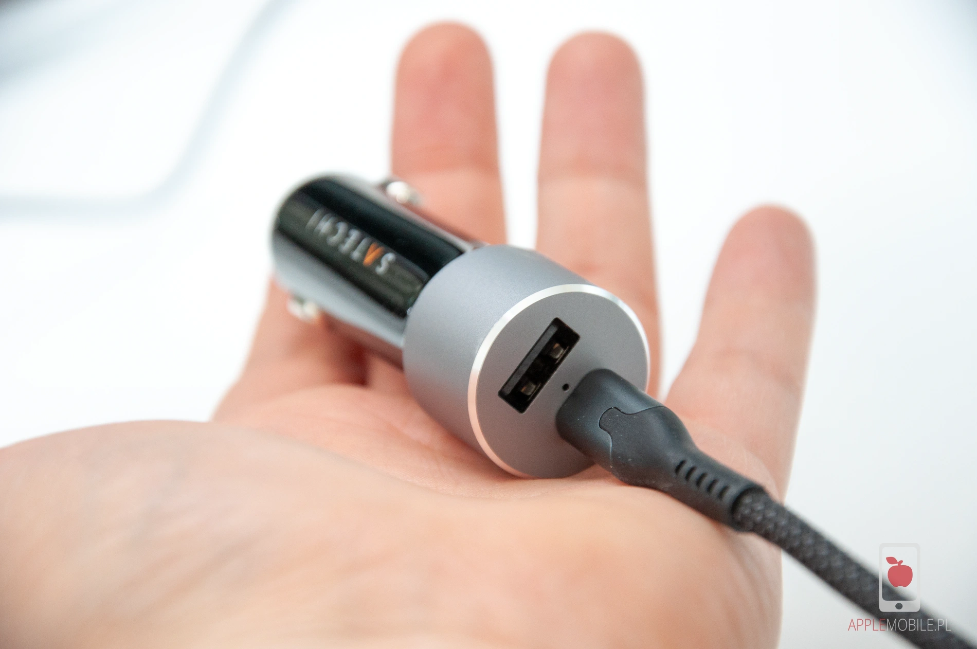 Satechi Car Charger trzynany w dłoni podczas podłączania przewodu USB