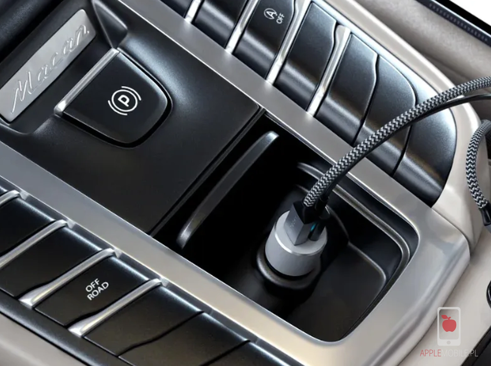 ładowarka samochodowa Satechi car Charger 72W podłączona do gniazda zapalniczki w samochodzie podczas ładowania