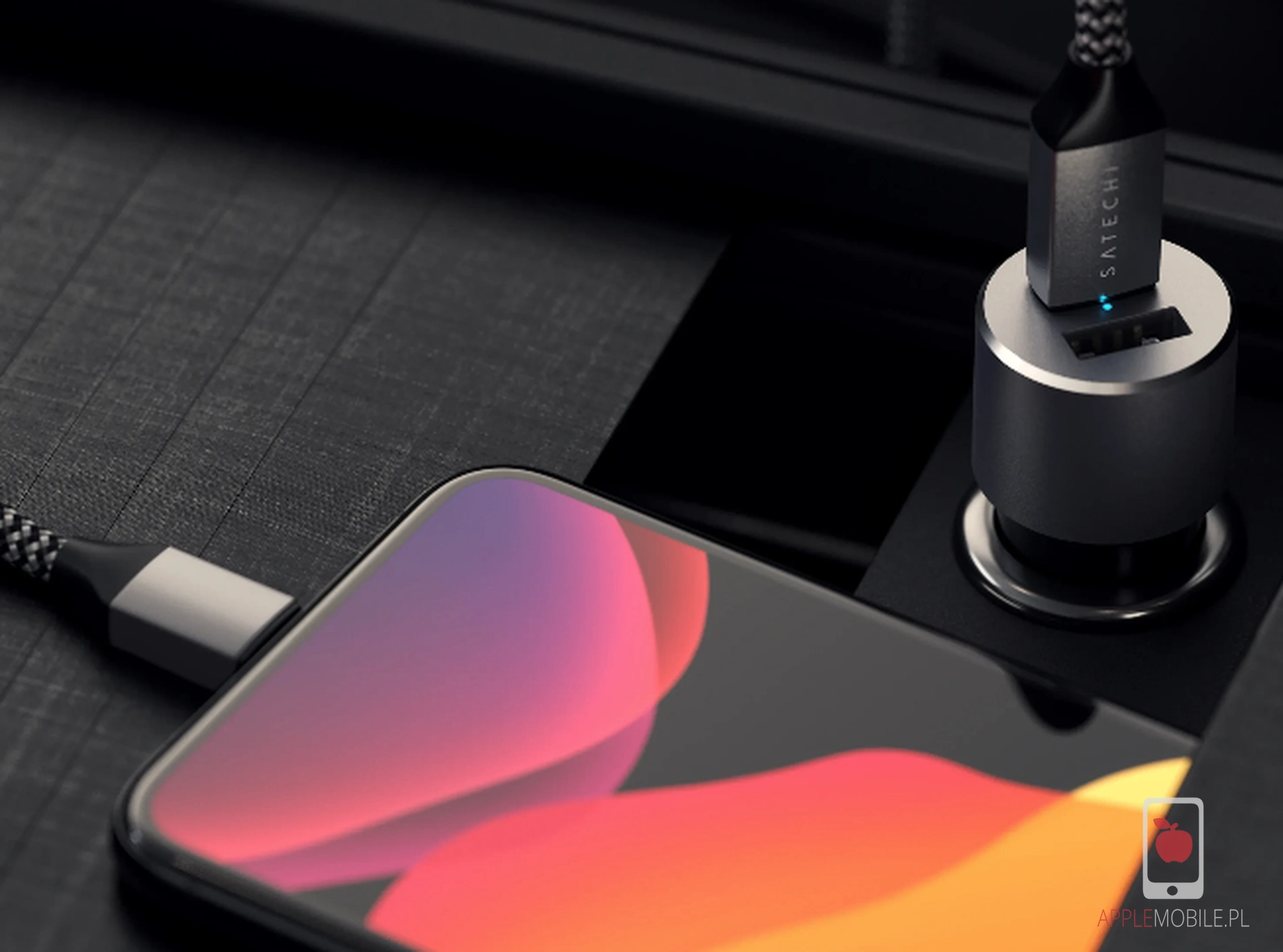 ładowarka samochodowa Satechi Car charger w trakcie ładowania telefonu świeci diodą LED