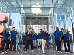 Nowy iPhone, Apple Watch i AirPods Pro już dostępne w sklepach Apple Store