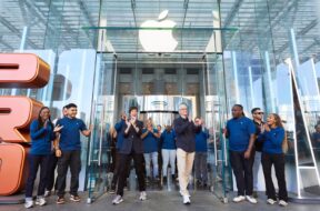 Nowy iPhone, Apple Watch i AirPods Pro już dostępne w sklepach Apple Store