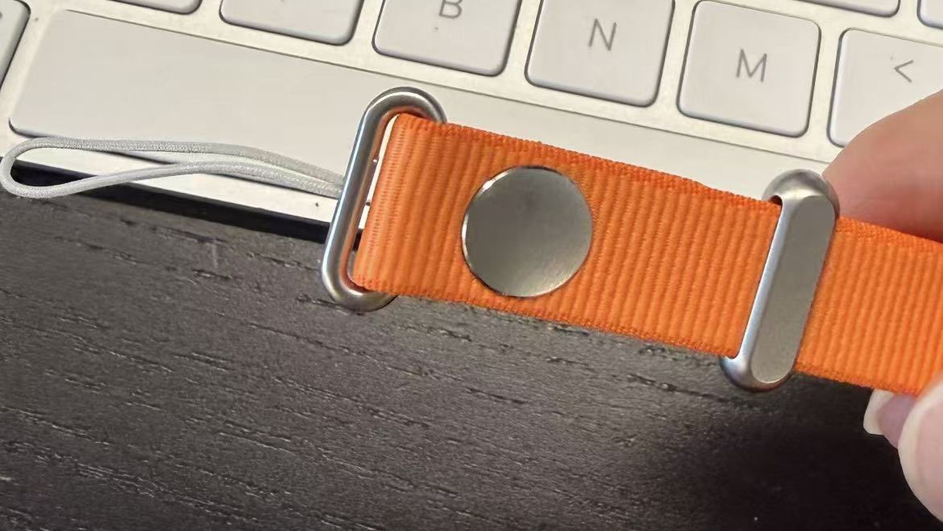 Pasek crossbody dla etui do iPhone’ów 17 ma tak wyglądać