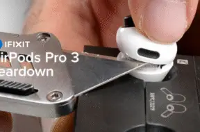 Rozebrane na części słuchawki AirPods Pro 3 generacji przez iFixit