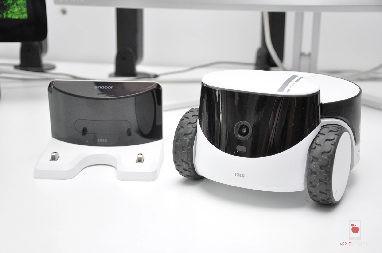 robot dla kota i stacja dokująca do ładowania baterii