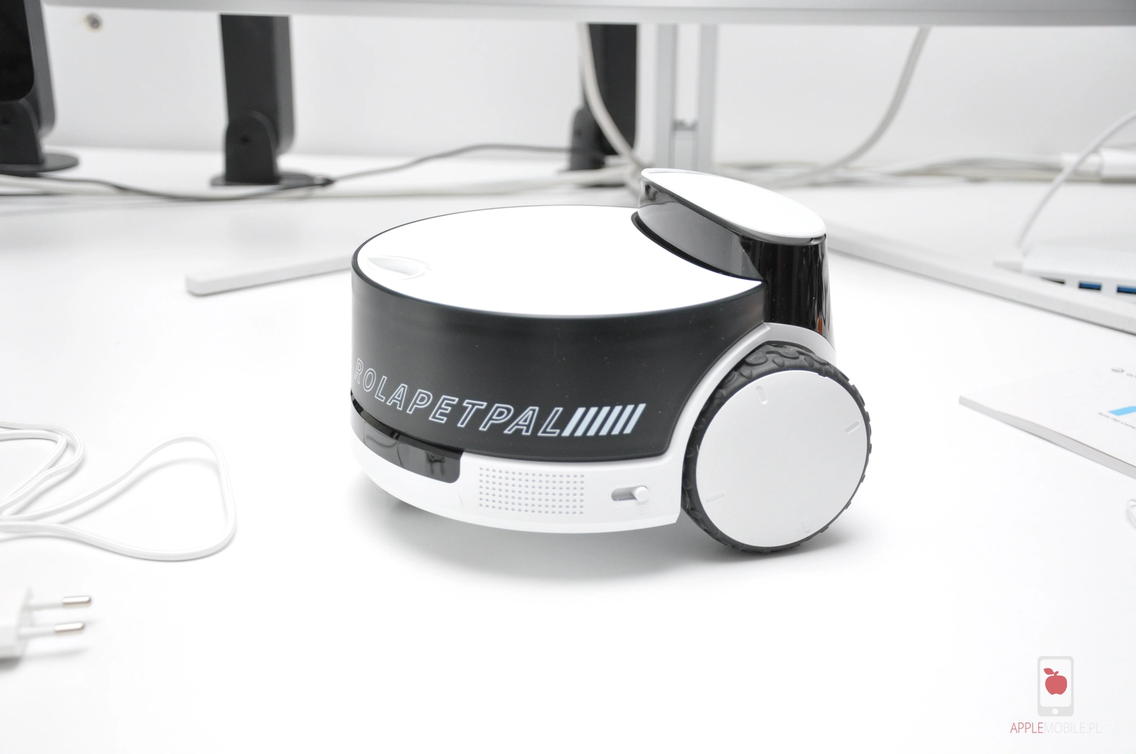 blokada bazy widoczna obok koła