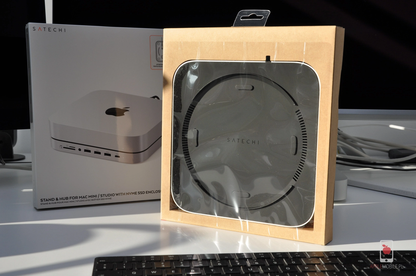 przystawka do komputera Mac Mini od marki Satechi wyjęta z opakowania