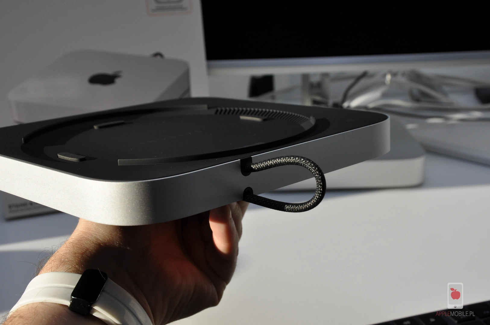 elastyczny kabel do podłączenia urządzenia do naszego komputera Mac Mini lub Mac Studio