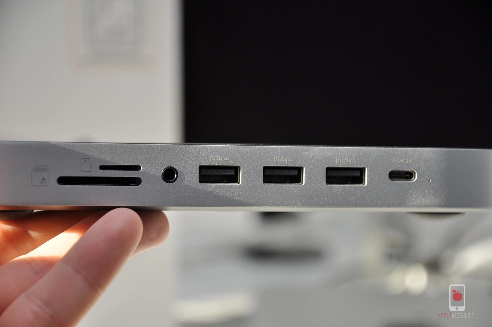 dront urządzenia Satechi ze wszystkimi portami i czytnikami