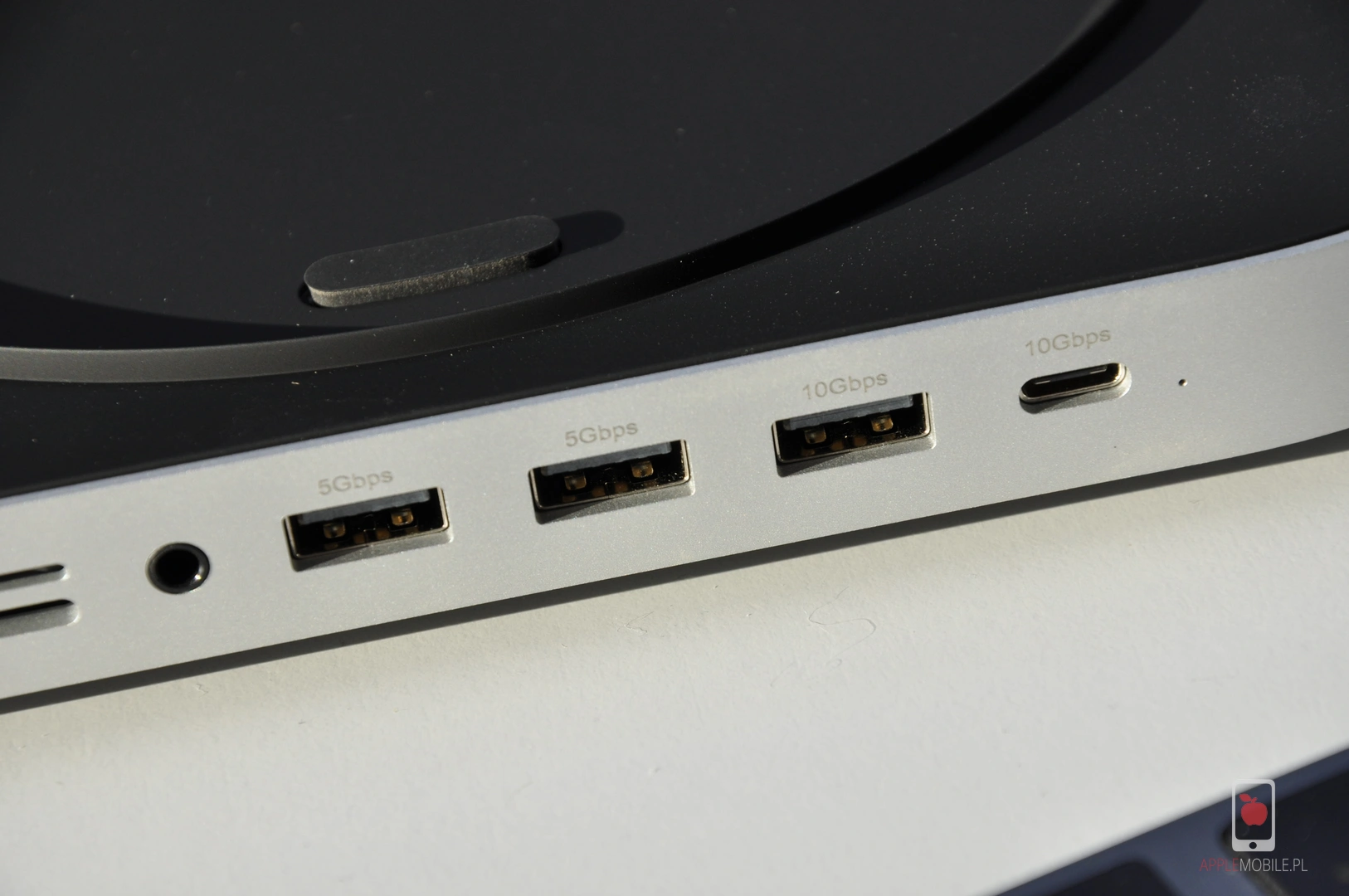 zbliżenie na porty rozszerzeń Satechi Hub & Stand