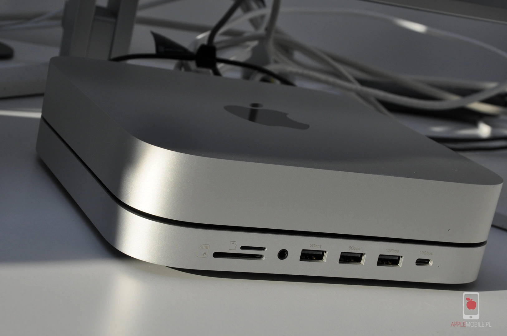 4 porty dla akcesoriów usb oraz dwa czytniki kart pamięci i port słuchawkowy to wszystko oferuje Satechi Hub & Stand