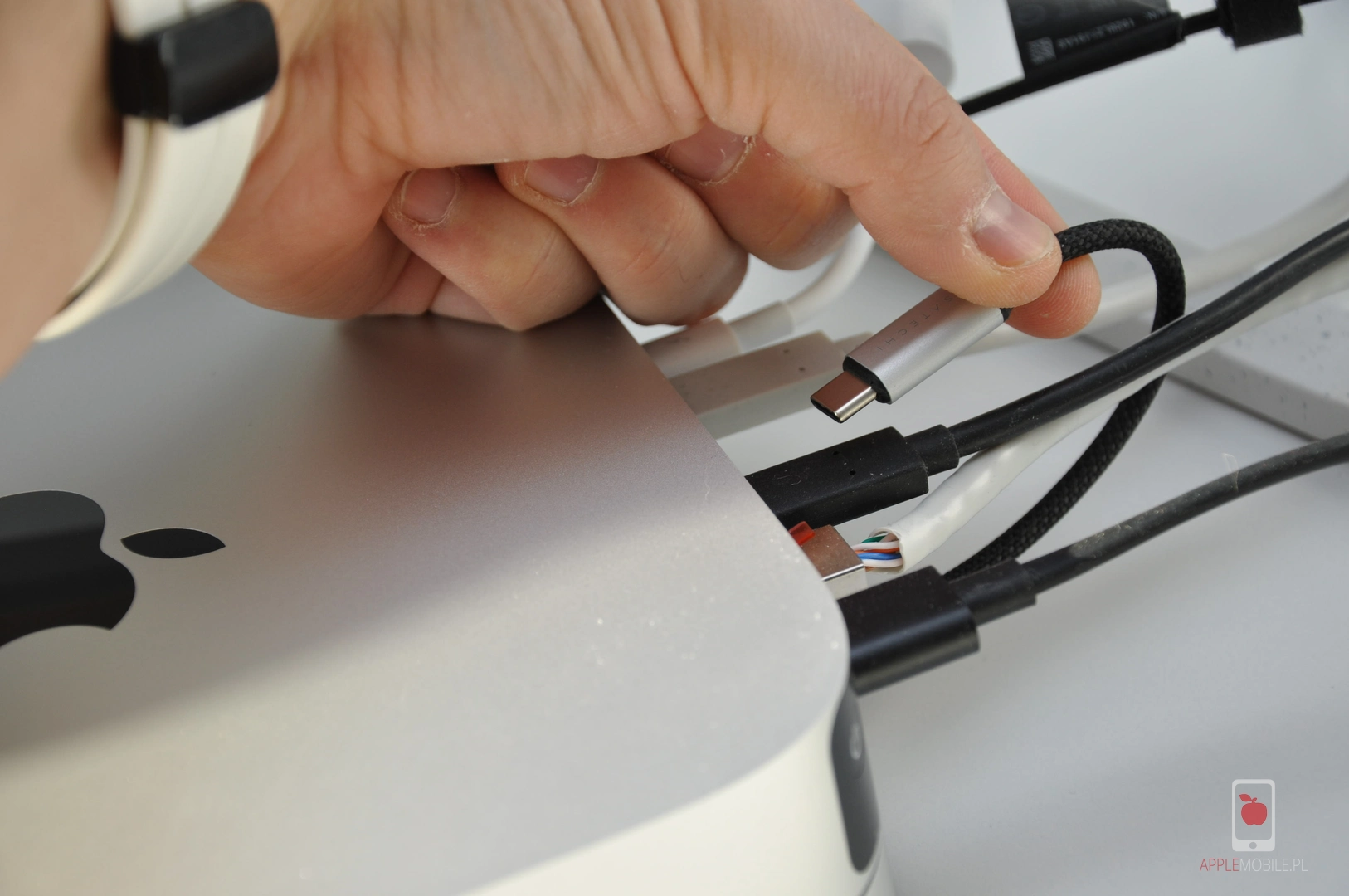 przystawkę Satechi komunikujemy za pomocą wbudowanego przewodu USB-C do złącza Thunderbolt z tyłu komputera Mac Mini