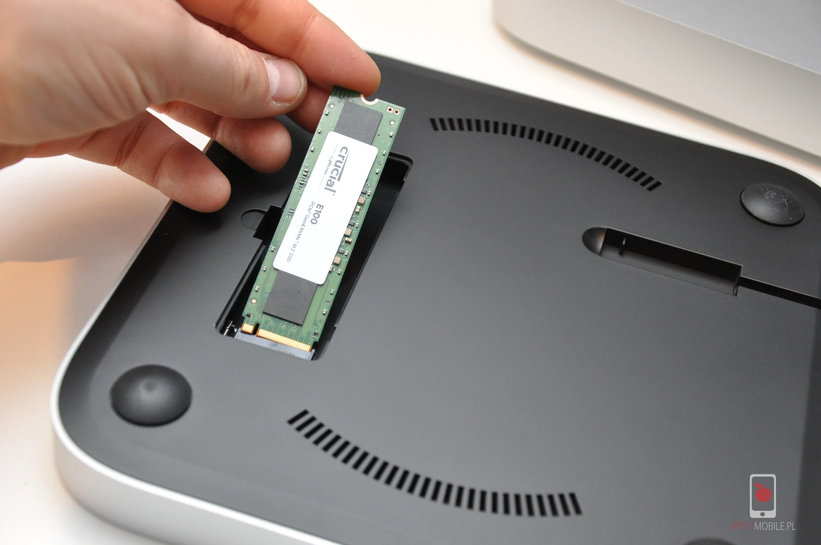 instalacja dysku NVME w przystawce Satechi dla Mac Mini M2 Pro