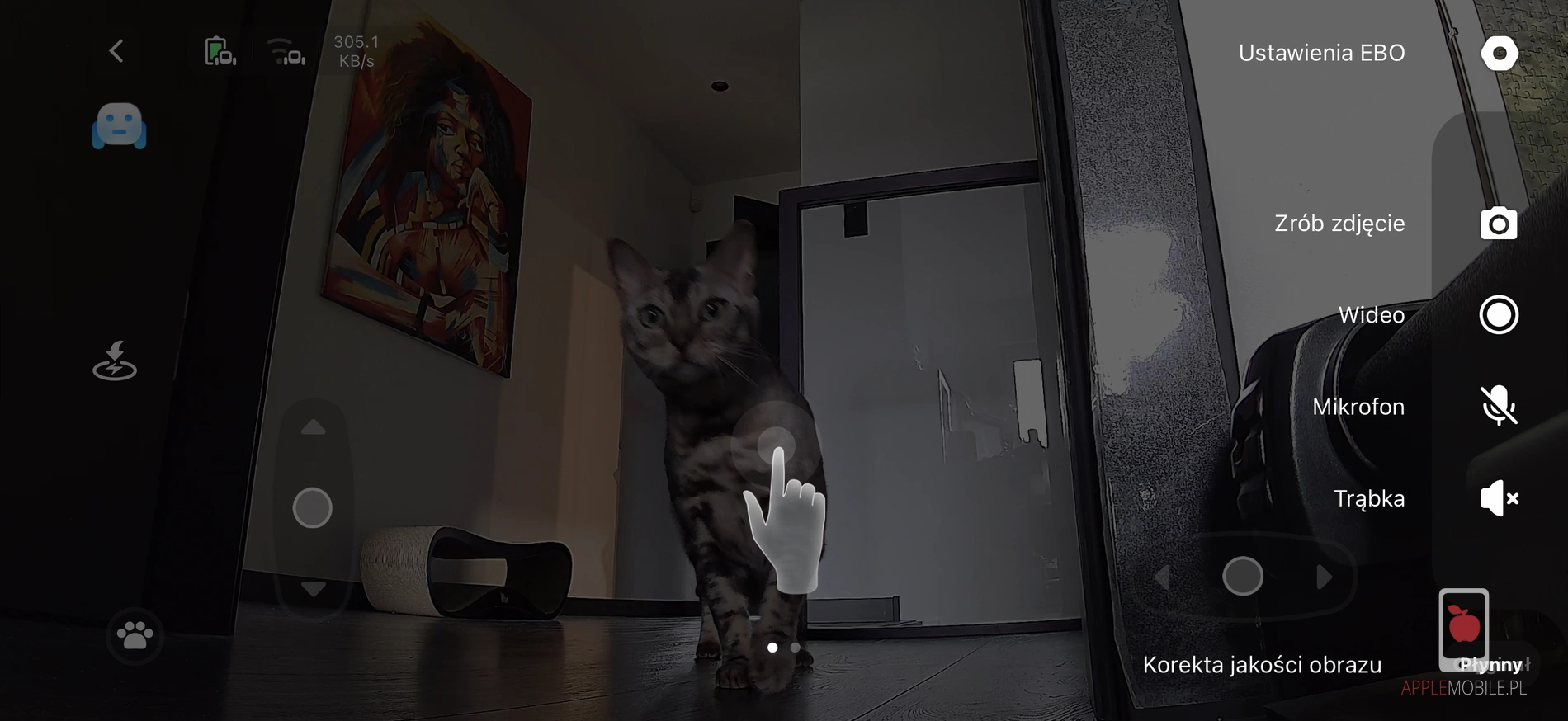 widok z ekranu iPhone'a z włączoną aplikacją do zarządzania dronem podczas wyświetlania samouczka